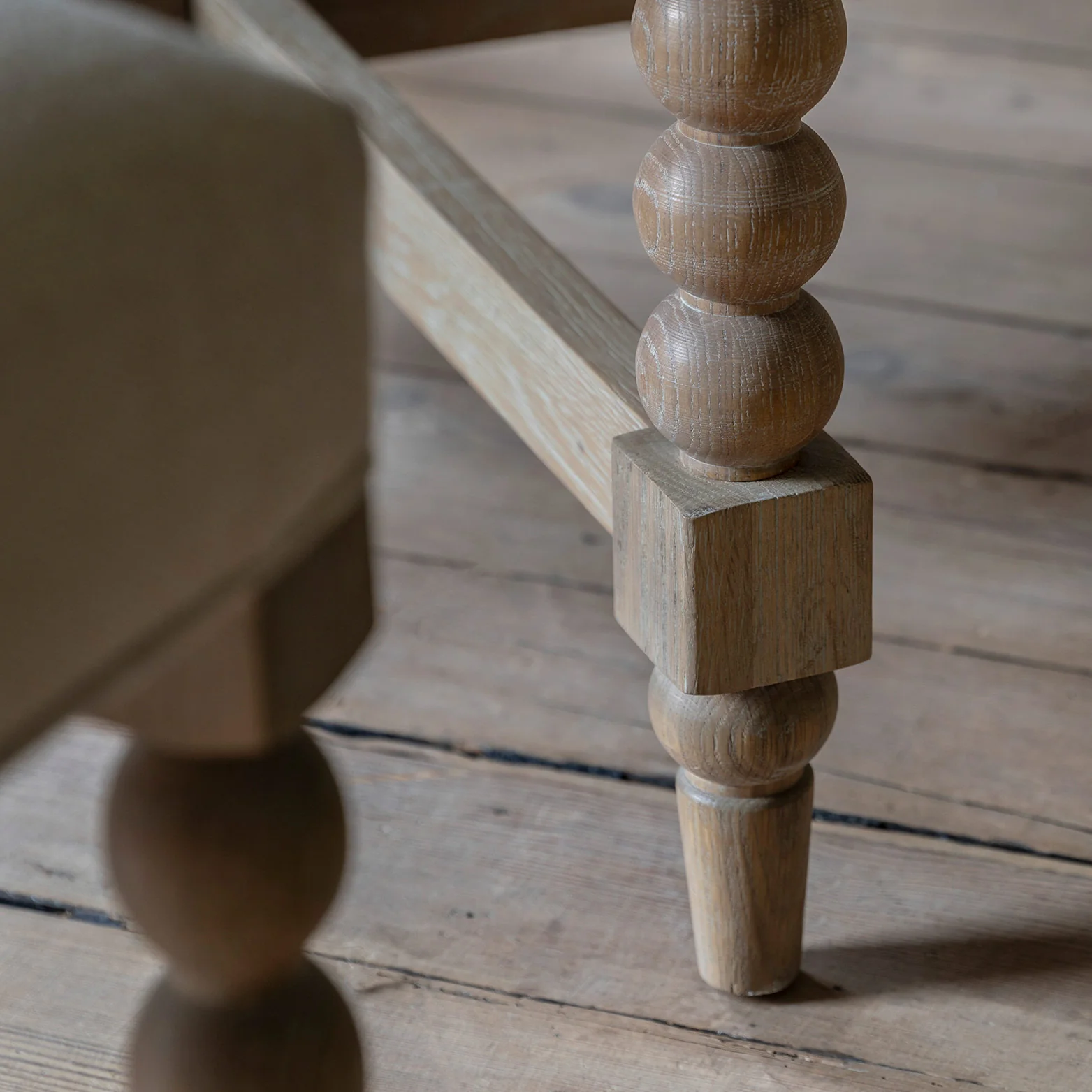 Newbury Round 120-160cm Extending Dining Table - Image 3